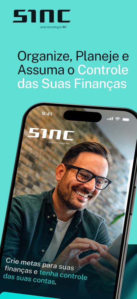S1NC: Planejamento Financeiro - A man smiling while using the S1NC financial planning app on his smartphone