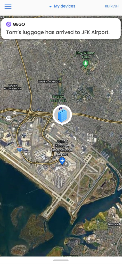 Notificação do aplicativo GEGO mostrando a chegada de bagagem no Aeroporto JFK em um mapa de satélite.