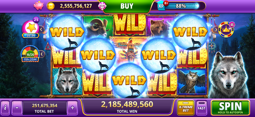 Juego de la máquina tragaperras de temática de lobo de Gambino Casino, con múltiples símbolos wild de luna y una gran ganancia total.