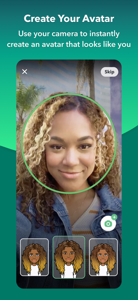 Uma mulher usando o recurso de câmera do Bitmoji para criar um avatar digital personalizado que se parece com ela.