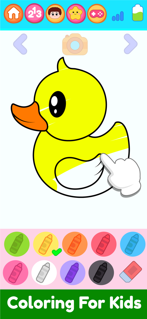 Baby Smart Phone Kids Game 1-5 - Un niño pequeño coloreando un pato de goma amarillo usando crayones digitales en la aplicación Baby Smart Phone.