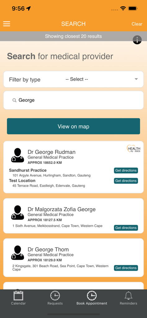 Tela de resultados de busca no aplicativo HealthDocs listando provedores médicos com opções para obter direções e visualizar no mapa.