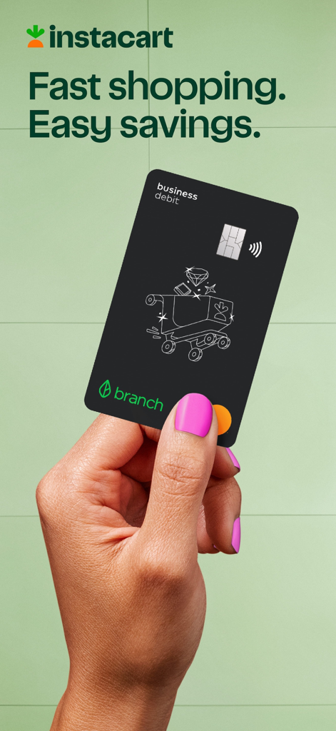 Uma mão segurando o cartão de débito empresarial preto Instacart Shopper Rewards contra um fundo verde.