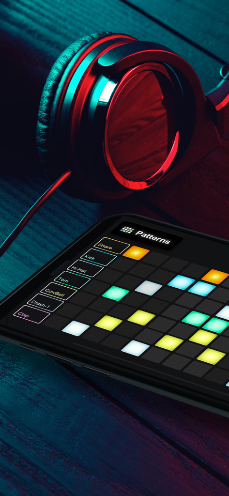 Drum Machine - Beat Groove Pad - Interfaz de la app Drum Machine beat maker con una cuadrícula de patrones brillantes y auriculares de estudio.