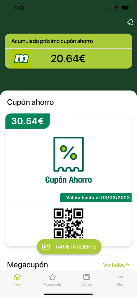Una interfaz de aplicación móvil que muestra un cupón de ahorro digital con un saldo de 30,54 euros y un código QR para una tarjeta de fidelización.
