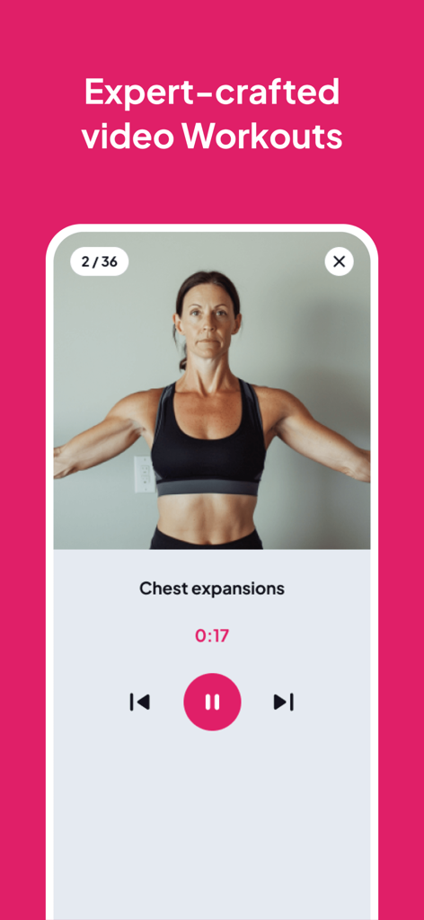 Eine Frau, die bei einem Video-Workout auf der xForFit Mobile App Brustdehnübungen ausführt