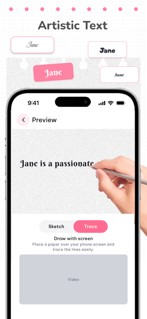 AR Sketch & Trace - Una persona calca texto de caligrafía en la pantalla de un smartphone utilizando la función de la aplicación AR Sketch and Trace.