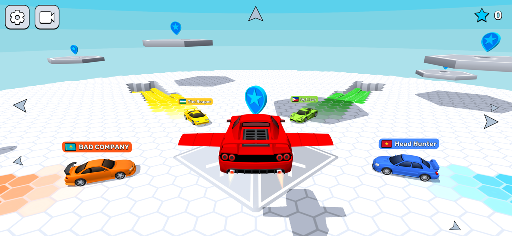 Race Survival Arena King - Mehrere Supersportwagen, die auf einer weißen hexagonalen Arena mit fallenden Kacheln konkurrieren