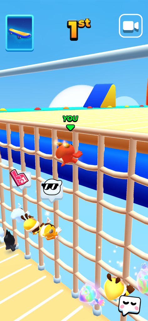 Pocket Champs PVP Racing Games - Um personagem em primeiro lugar escalando uma rede de corda durante uma corrida multijogador em Pocket Champs