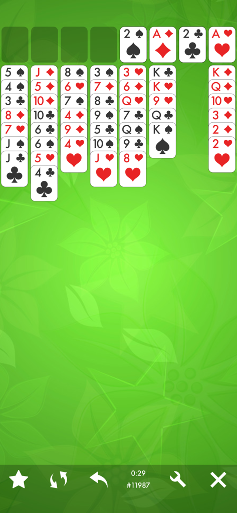 FreeCell Solitaire Card Game. - Juego de cartas FreeCell Solitaire sobre un fondo de patrón floral verde.