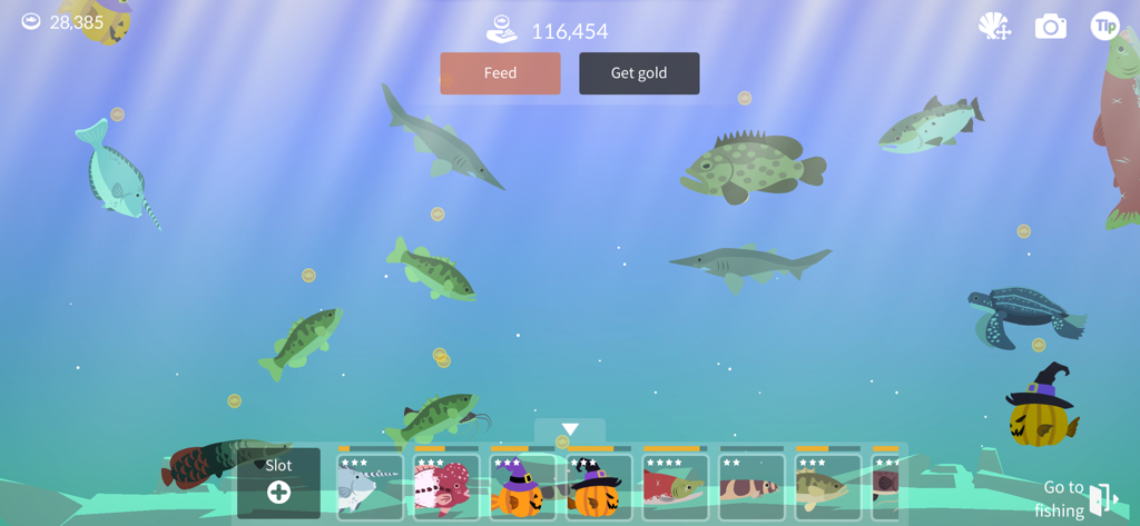 Eine friedliche Unterwasser-Aquarium-Szene in Fishing and Life, die vielfältige Fische und saisonale Halloween-Dekorationen zeigt.