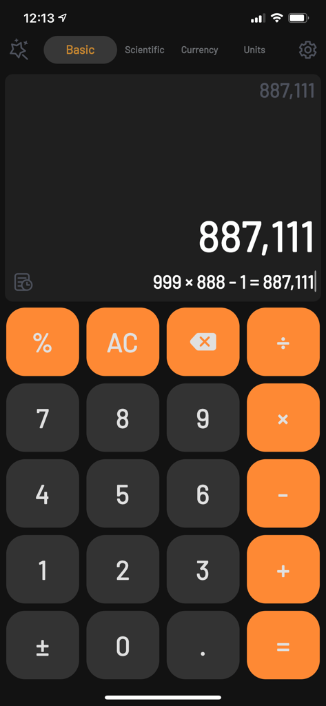 Interfaz básica de la aplicación Super Calculator en modo oscuro mostrando el resultado de un cálculo