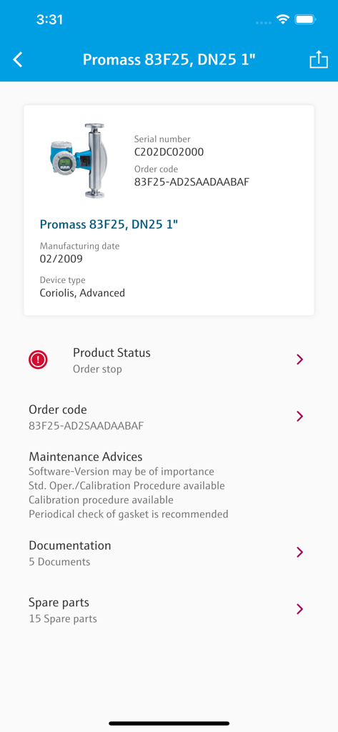 Bildschirm mit technischen Geräteinformationen, der Seriennummer, Wartungshinweisen und Ersatzteilen für einen Coriolis-Durchflussmesser anzeigt.
