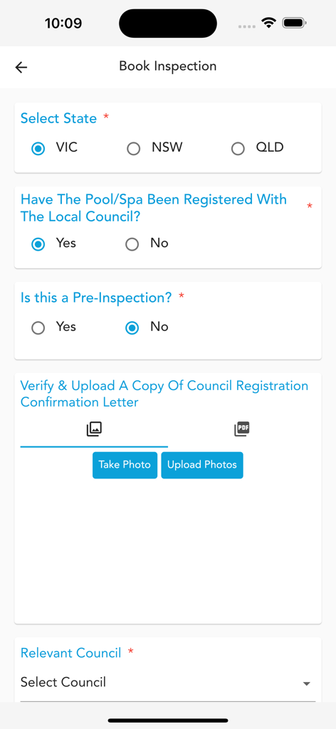 Una interfaz de aplicación móvil para reservar una inspección de piscina que muestra campos para la selección del estado, registro en el ayuntamiento y carga de fotos.