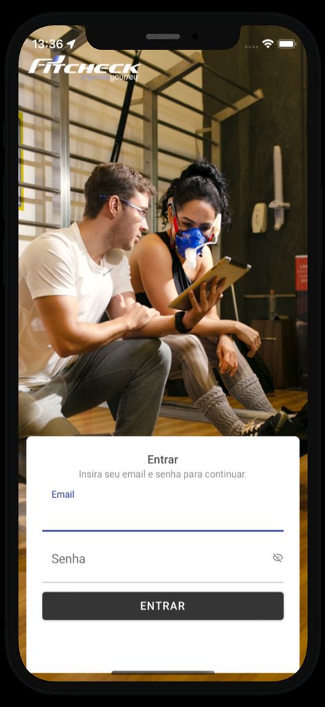 Pantalla de inicio de sesión de Fitcheck con un fondo que muestra a un profesional del fitness y a un atleta realizando una prueba de VO2 max