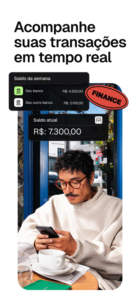 Pierre: Controle de gastos IA - Un hombre revisando los saldos consolidados de sus cuentas bancarias en tiempo real en la aplicación de finanzas con IA de Pierre.