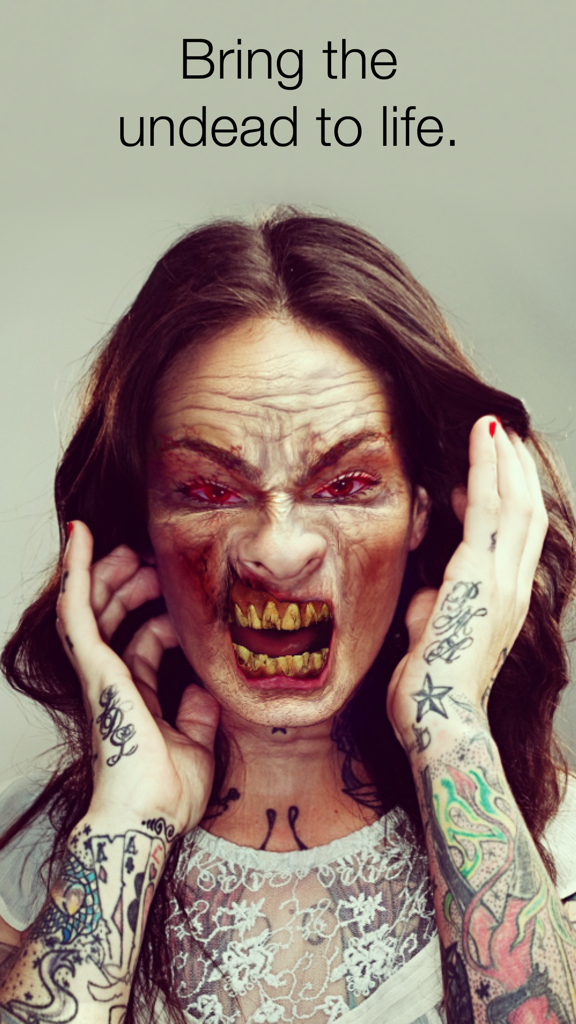 Una mujer con tatuajes gritando con un filtro de rostro de zombi realista que incluye ojos rojos y dientes podridos