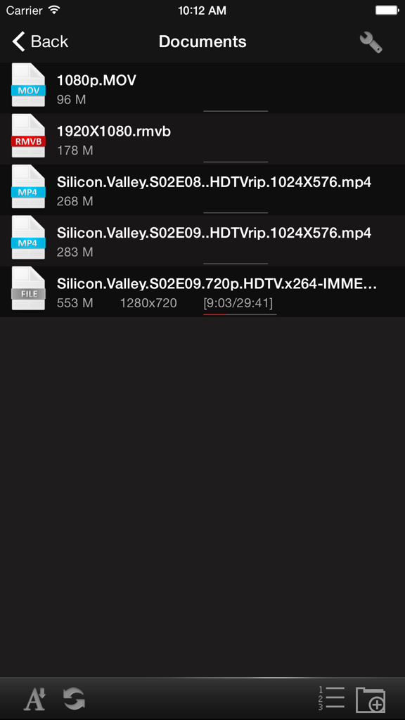 RushPlayer 앱 인터페이스에 MOV 및 RMVB와 같은 다양한 형식의 고화질 동영상 파일 목록이 표시됩니다.
