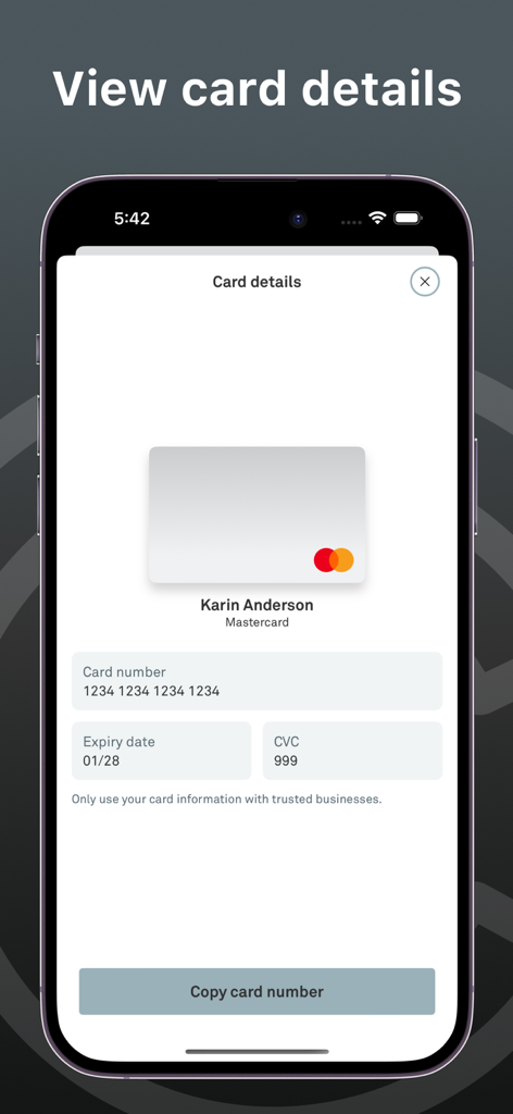 Corporate Card - Una pantalla de teléfono móvil de la aplicación Tarjeta Corporativa que muestra los detalles de la tarjeta digital, incluyendo número, fecha de vencimiento y código CVC.