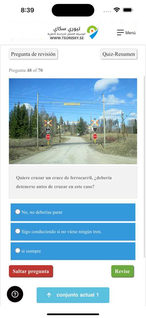 Domanda di esame simulato in spagnolo per il test di teoria della patente di guida svedese che mostra un passaggio a livello.