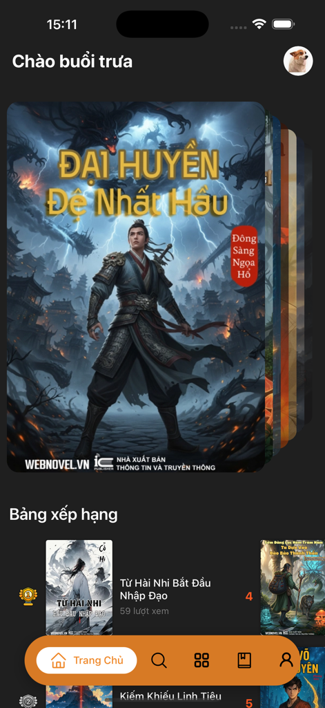 Webnovel.vn – Truyện & Sách - Interfaz de la aplicación Webnovel.vn que presenta la portada de una novela de fantasía vietnamita y las clasificaciones de libros en modo oscuro.