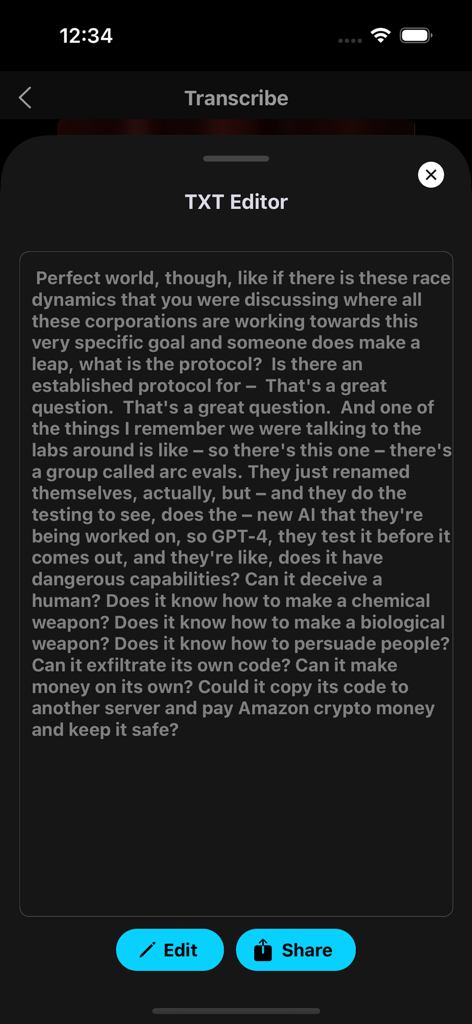 AI에 대한 전사된 대화와 콘텐츠를 편집하거나 공유하는 버튼이 있는 텍스트 편집기를 보여주는 Transcribe 앱의 모바일 인터페이스.