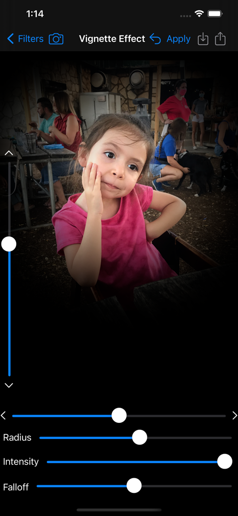 Captura de tela do aplicativo Image Filters Photo Editor mostrando a ferramenta de efeito de vinheta com controles deslizantes de ajuste para raio, intensidade e queda em um retrato de uma jovem