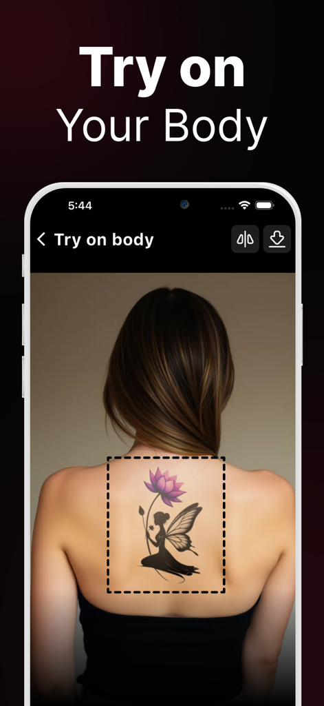 Espalda de una mujer mostrando una vista previa virtual de tatuaje de un hada y una flor de loto usando la aplicación AI Tattoo Generator.