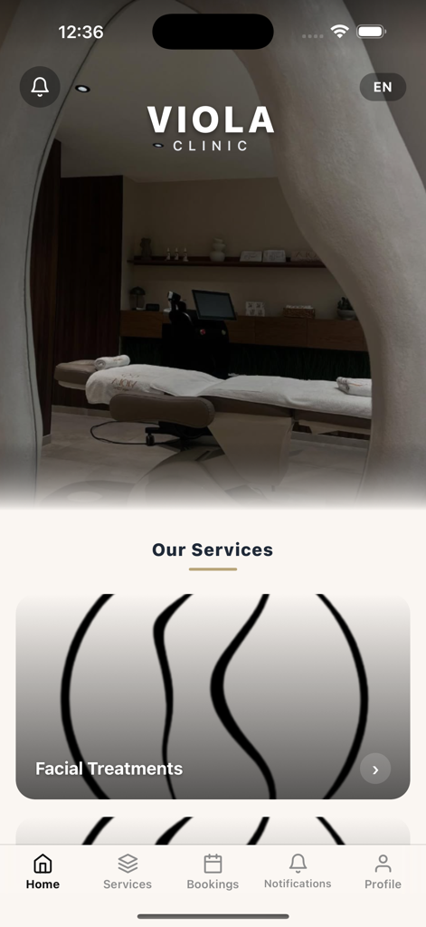 Viola Clinic - A tela inicial do aplicativo Viola Clinic exibindo o menu de serviços e um cartão de reserva de tratamentos faciais.