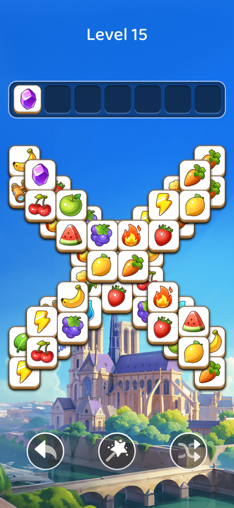 Jogabilidade de quebra-cabeça de combinação tripla de peças com ícones de frutas e um fundo de catedral cênica