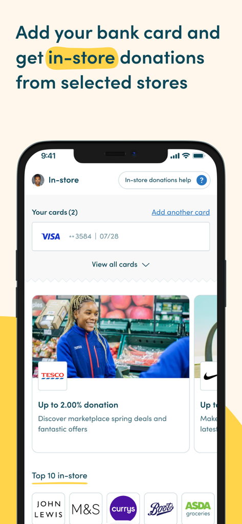 Interfaz de la aplicación Easyfundraising que muestra la función de donaciones en tienda con una tarjeta bancaria vinculada y marcas participantes como Tesco