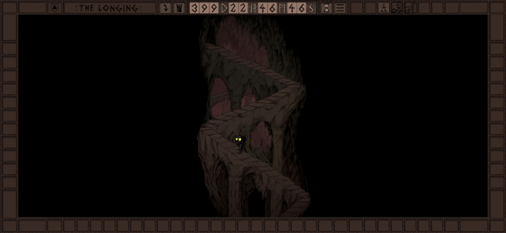 The Longing Mobile - El personaje Sombra caminando por una escalera de caracol de piedra en una cueva subterránea