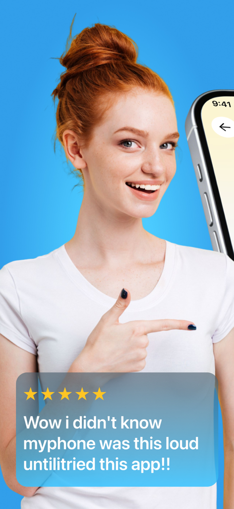 Una joven sonriente señalando una reseña positiva de cinco estrellas para la aplicación de audio Clear Wave