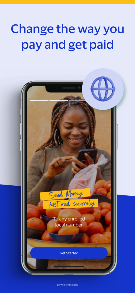 Uma mulher sorrindo em um mercado usando o aplicativo Visa Pay para enviar dinheiro de forma rápida e segura para um número de celular local.