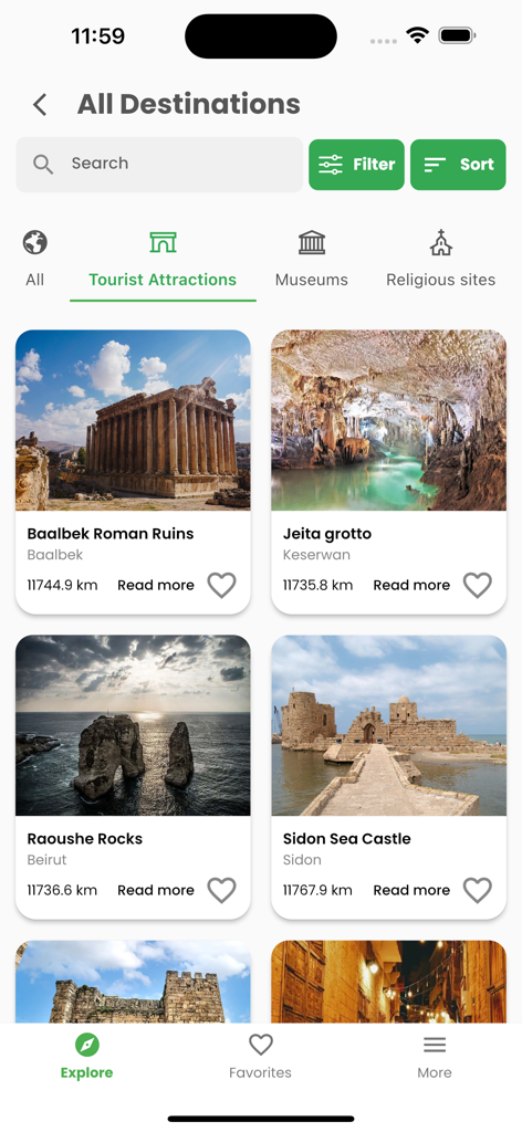 바알벡 로마 유적 및 제타 동굴과 같은 주요 관광 명소를 보여주는 레바논 여행 앱 화면