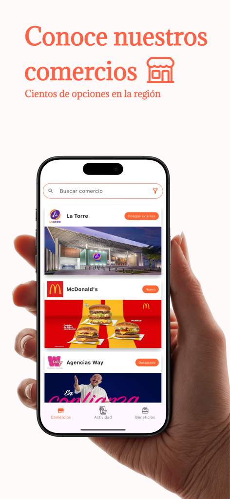 Flavorite - Uma mão segurando um smartphone mostrando o diretório de comerciantes do aplicativo Flavorite com lojas como McDonalds e La Torre.