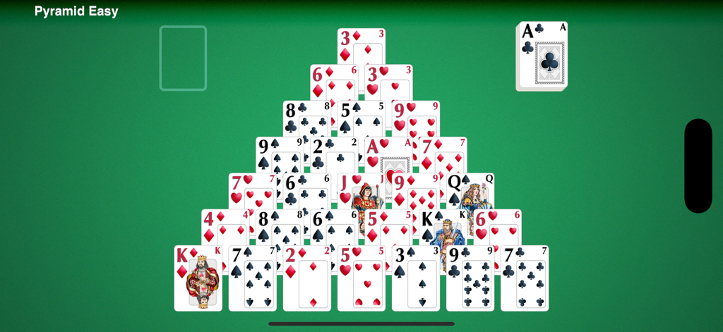 Spider Solitaire & More - Un juego de Pyramid Solitaire en progreso sobre un fondo de fieltro verde.