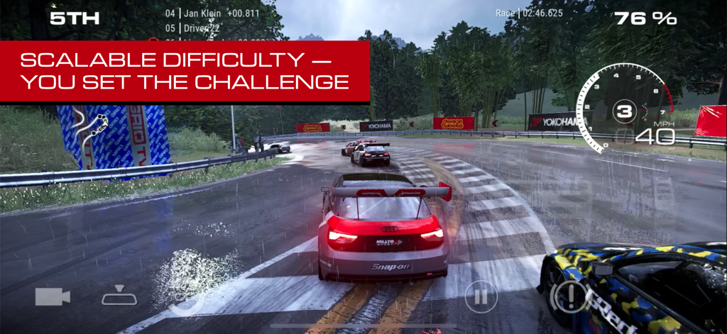 GRID™ Legends: Deluxe Edition - Cena de corrida em clima chuvoso em GRID Legends com um carro de corrida Audi vermelho em uma pista molhada