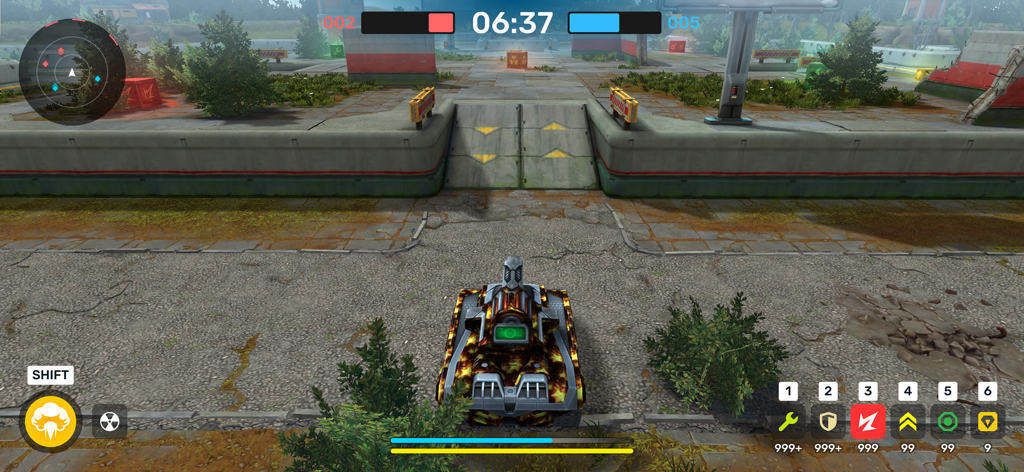 Um tanque de batalha personalizado com skin de chamas em uma arena de combate urbana em Tanki Online.