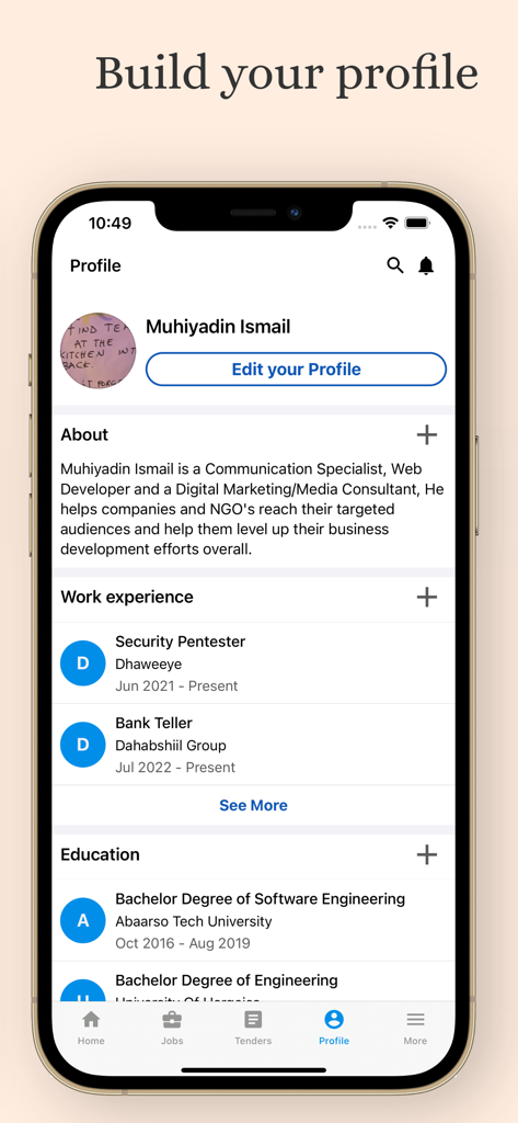 Interface de profil utilisateur dans l'application Emplois Somaliens montrant l'expérience professionnelle et les détails de l'éducation.