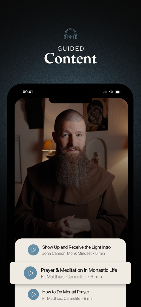 Monk Mindset - Interfaz de la aplicación Monk Mindset mostrando una lección en video con un monje y una lista de sesiones guiadas de oración y meditación.