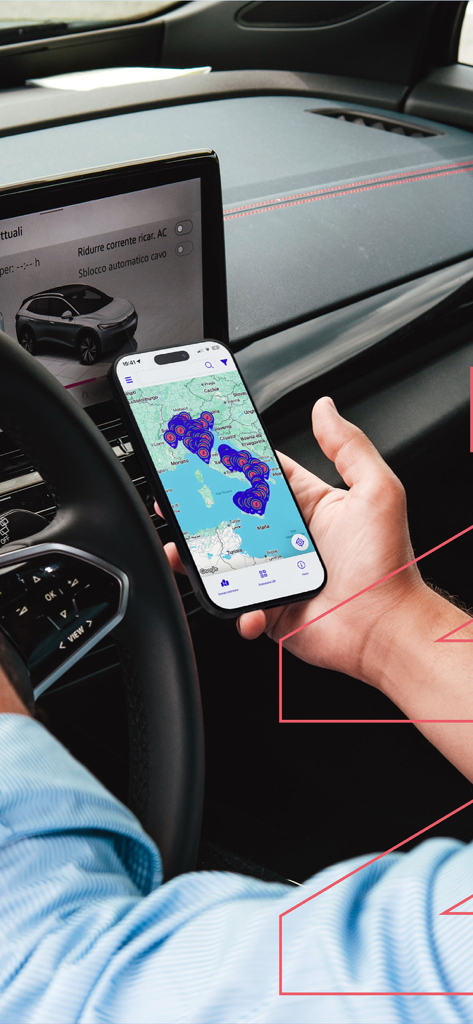 Uattzy – Stazioni di ricarica - Una persona tiene uno smartphone che mostra la mappa dell'app Uattzy con le stazioni di ricarica all'interno di un veicolo elettrico