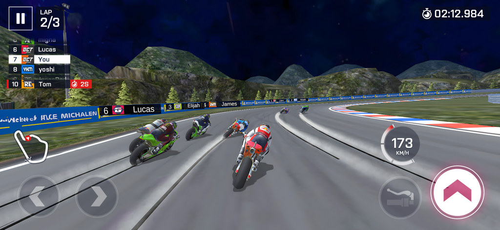 Course de motos compétitive sur une piste professionnelle avec des graphismes 3D dans Moto Rider.