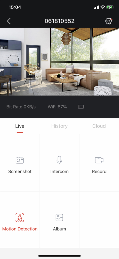 COOAU Cam - Benutzeroberfläche der COOAU Cam Mobil-App, die einen Live-Sicherheitskamera-Feed eines modernen Wohnzimmers mit Steuerelementen zur Bewegungserkennung anzeigt