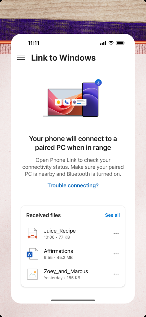 Interface de l'application Lien vers Windows sur un iPhone montrant le statut de connexion de l'appareil et une liste des fichiers reçus d'un PC.