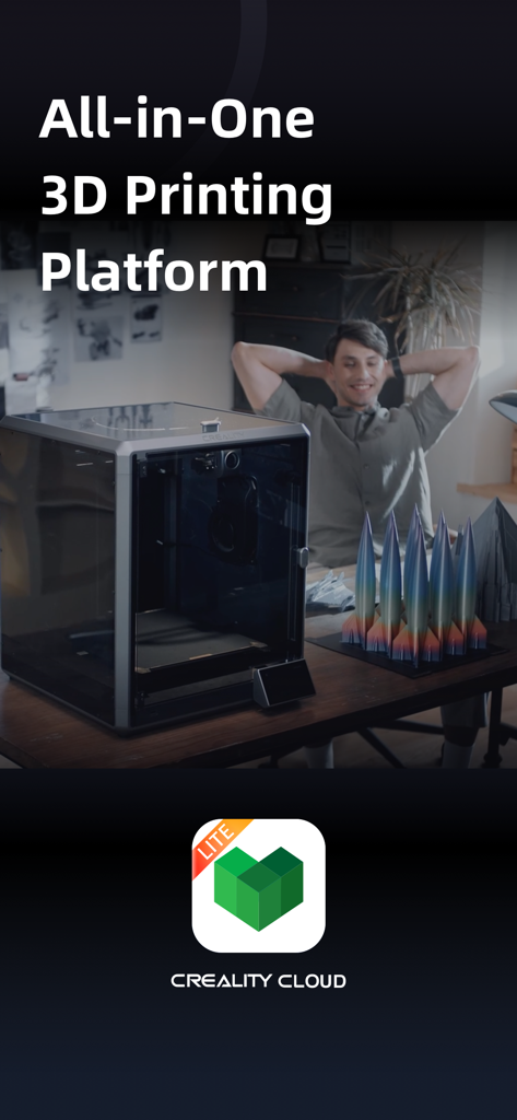 Creality Cloud Lite - Un maker seduto nella sua officina con una stampante 3D Creality e modelli di razzi finiti su una scrivania con il testo Piattaforma di Stampa 3D All-in-One