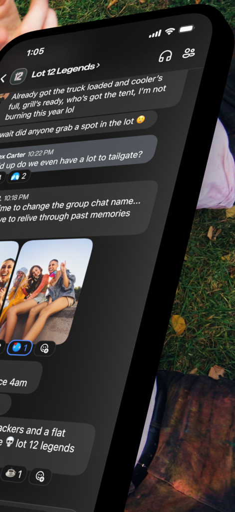 Interfaz de la aplicación móvil GroupMe que muestra un chat grupal con mensajes y una galería de fotos compartida.