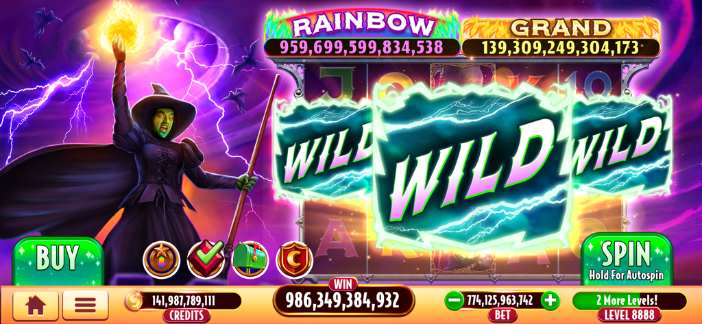 Wizard of Oz Slots Games - Captura de pantalla del juego de El Mago de Oz Slots mostrando a la Bruja Malvada del Oeste y tres grandes símbolos Wild relámpago con una ganancia masiva de monedas.