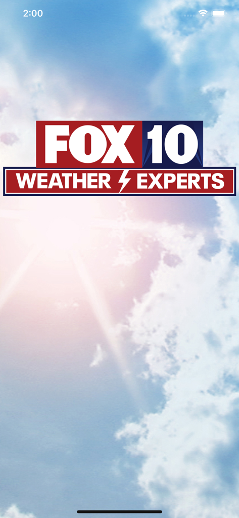 Logotipo dos Especialistas em Meteorologia FOX 10 sobre um fundo de céu azul claro e ensolarado.