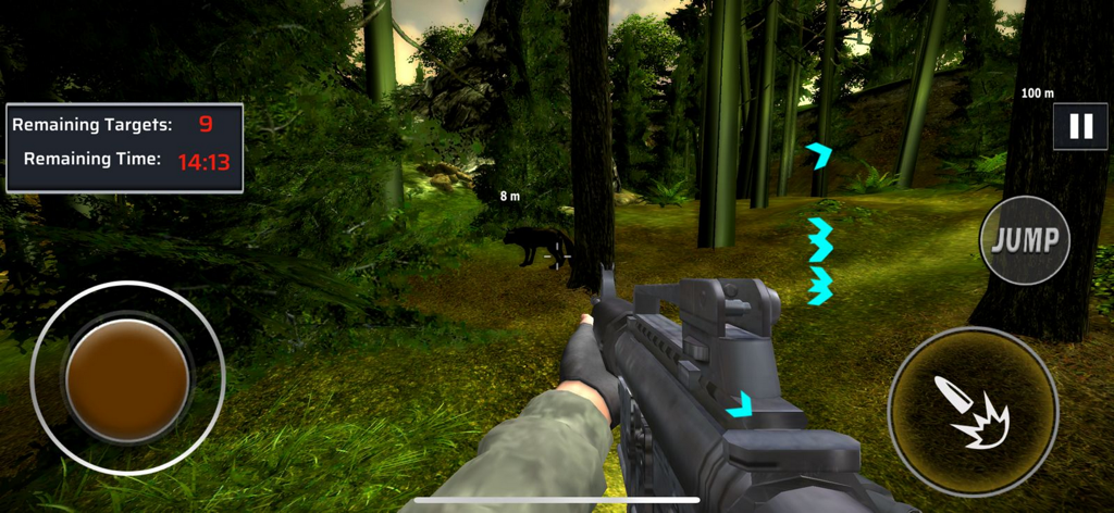 Animal Hunting: Forest Games - Una vista en primera persona de un jugador apuntando con un rifle a un animal salvaje en un bosque denso con elementos de interfaz de juego